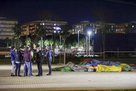 Policías, junto al castillo deshinchado tras el accidente de enero de 2022.