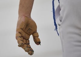 La mano de un pilotari durante una partida.