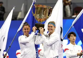 Sorribes y Bouzkova alzan el título que les acredita como campeonas en Pekín.