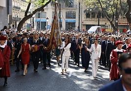 María José Catalá junto a la Senyera en la Procesión cívica del 9 d'Octubre en Valencia.