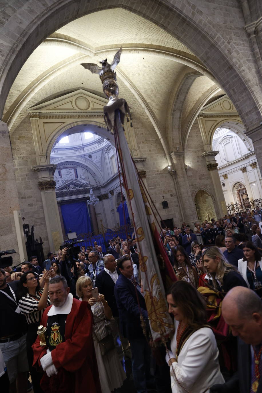 La Senyera regresa a la Catedral de Valencia tras ocho años de ausencia