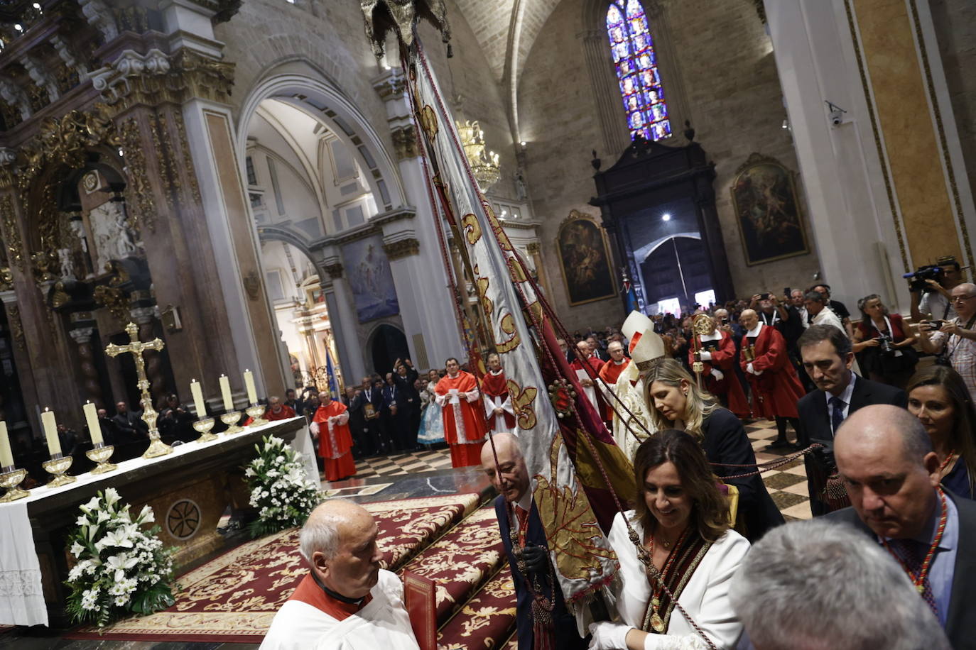 La Senyera regresa a la Catedral de Valencia tras ocho años de ausencia