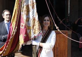 La alcaldesa de Valencia, María José Catalá, portando la Senyera, y donde se aprecia el bordado de las mangas.