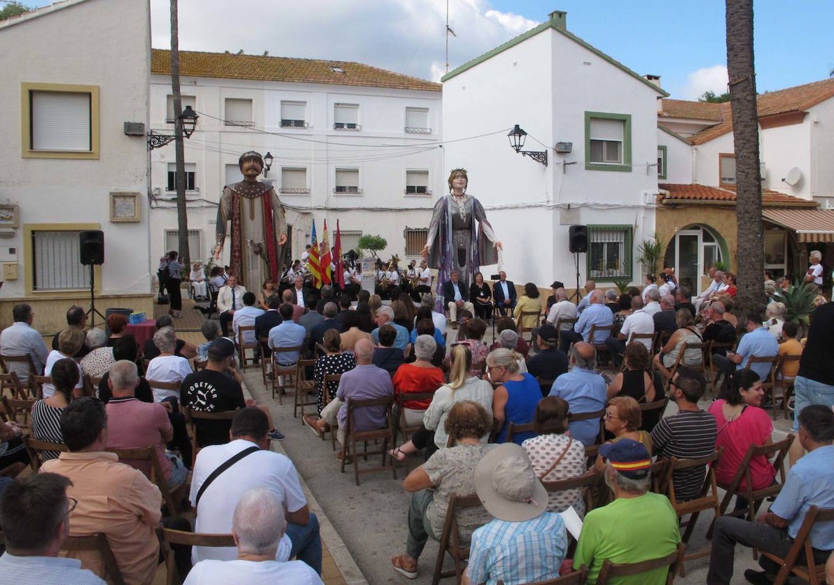 Imagen principal - El público asistente al acto en el Primer Grup de Mariners, Rafa Carió (Compromís) y Maria Josep Ripoll (PSPV).