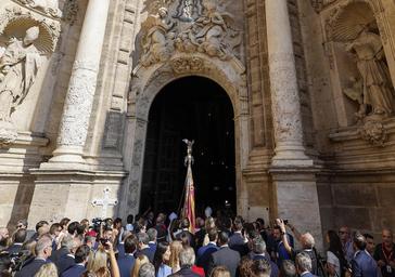Pitos a los concejales de PSPV y Compromís por abandonar la comitiva al llegar a la Catedral
