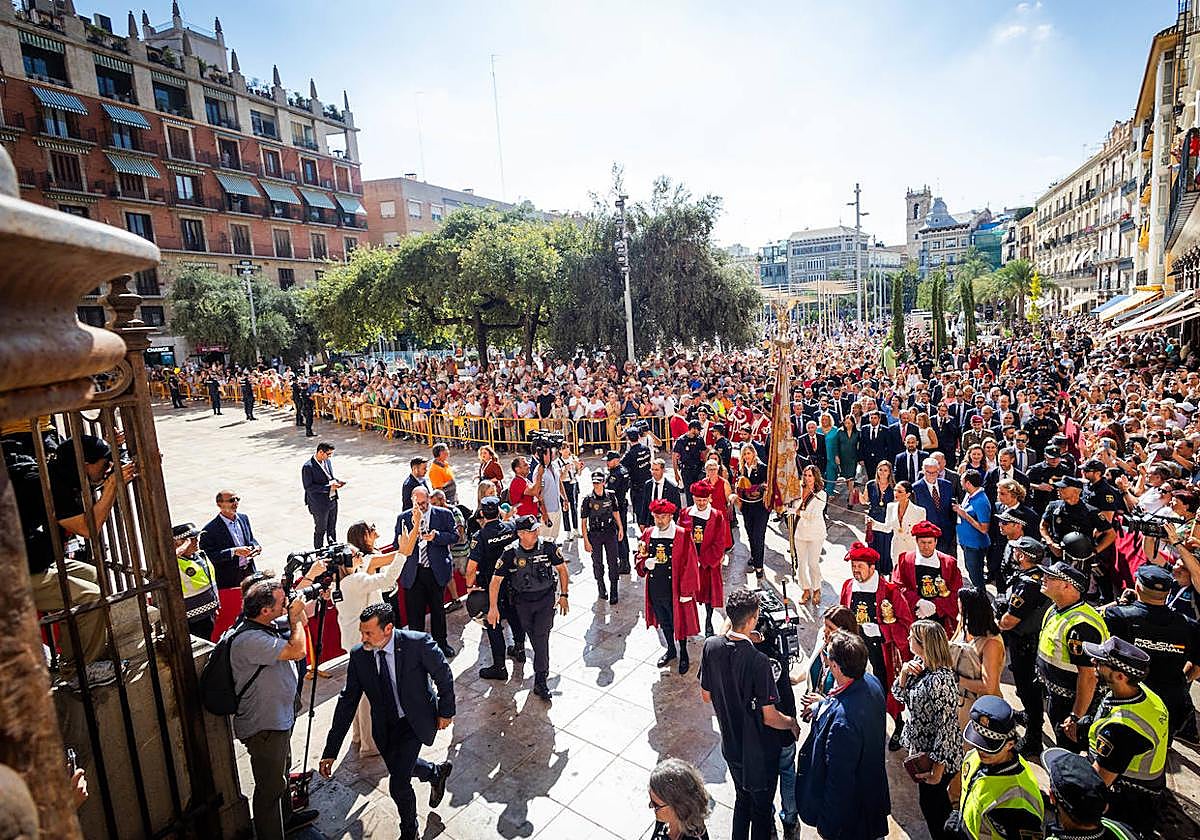 Imagen de la Procesión Cívica a su paso por la plaza de la Reina