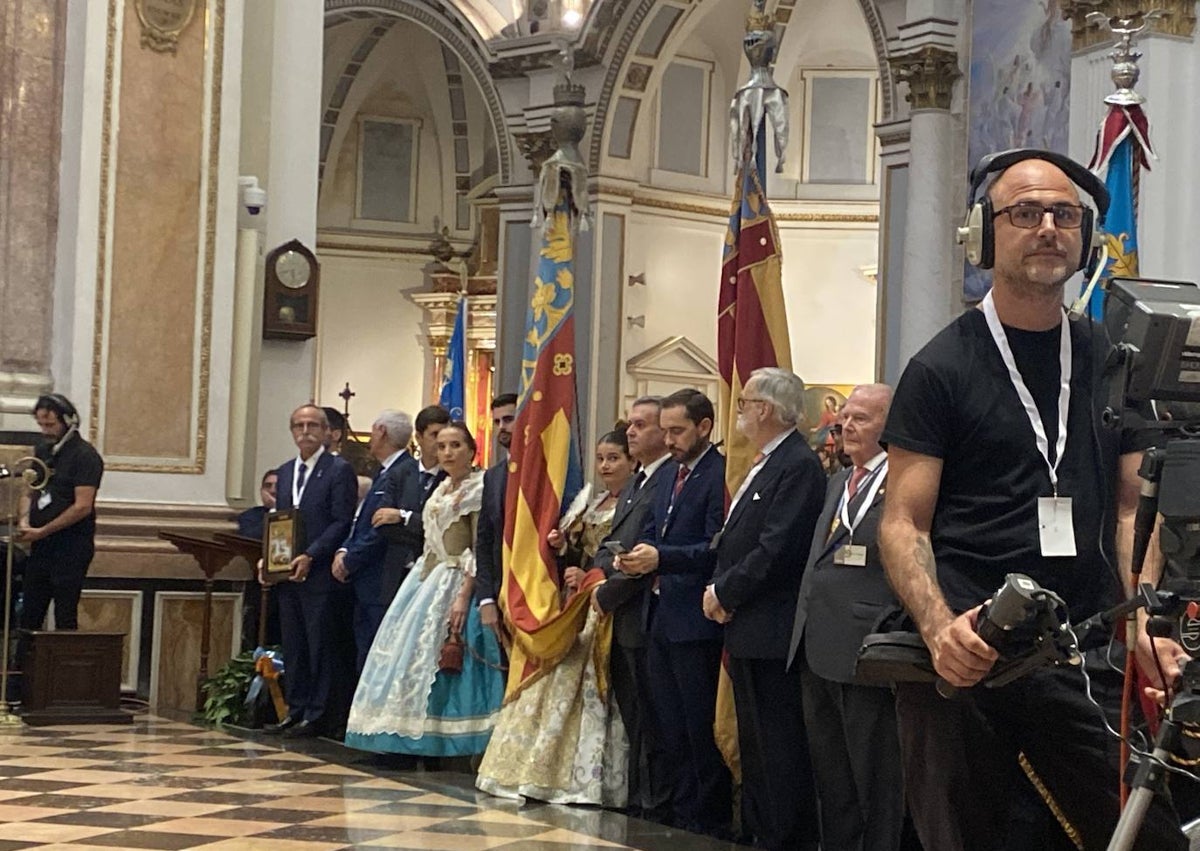 Imagen secundaria 1 - El arzobispo de Valencia, Enrique Benavent; la senyera de Lo Rat Penat y de otras entidades culturales y autoridades, en el Te Deum. 