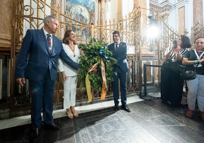 Ofrenda de María José Catalá Catalá, Carlos Mazón y el presidente de Lo Rat Penat, Josep Vicent Navarro Raga, al escritor Ausias March.