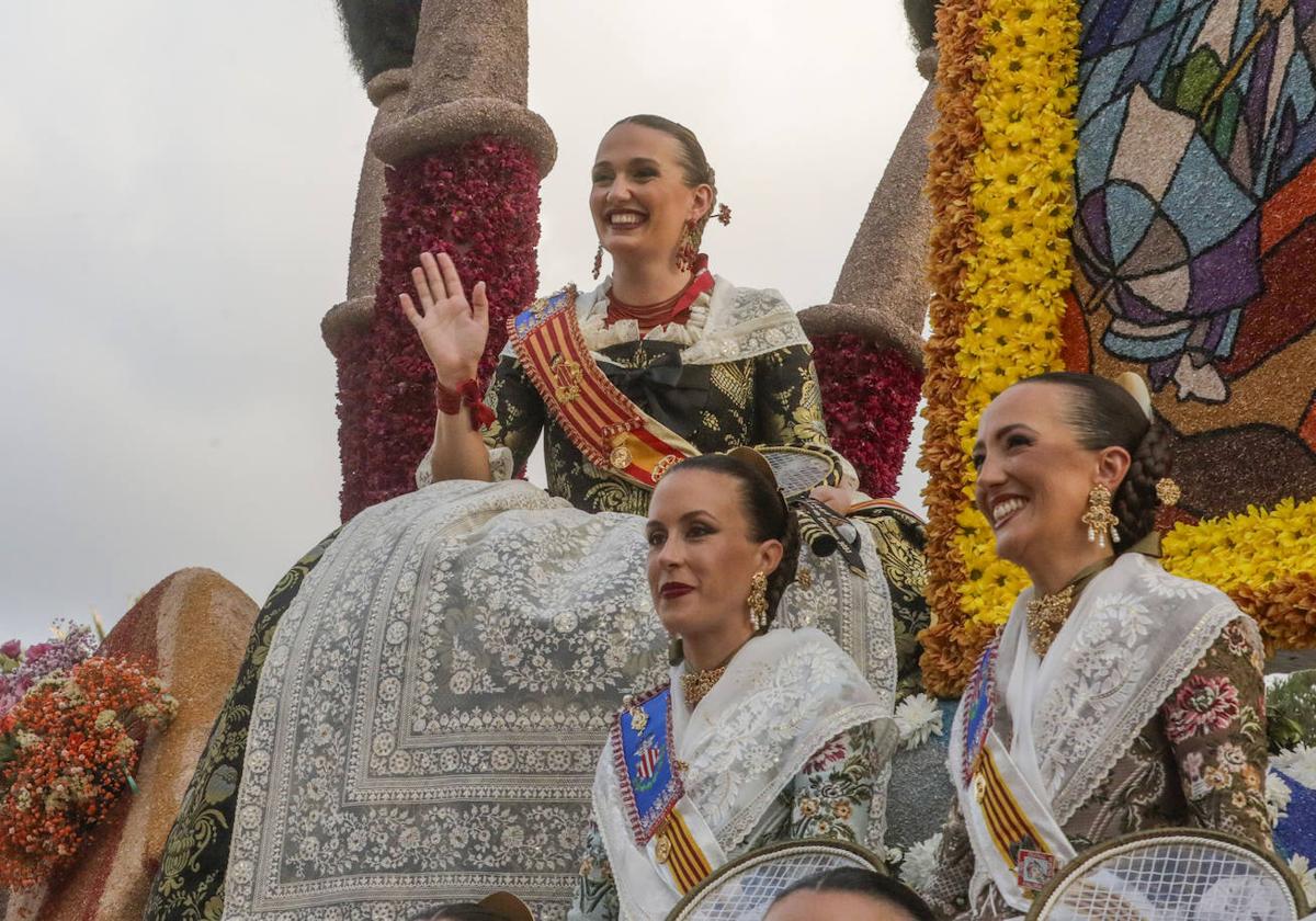 La fallera mayor de 2023, en la cabalgata de las flores.