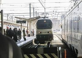 Un tren llegando a la estación del norte en Valencia.