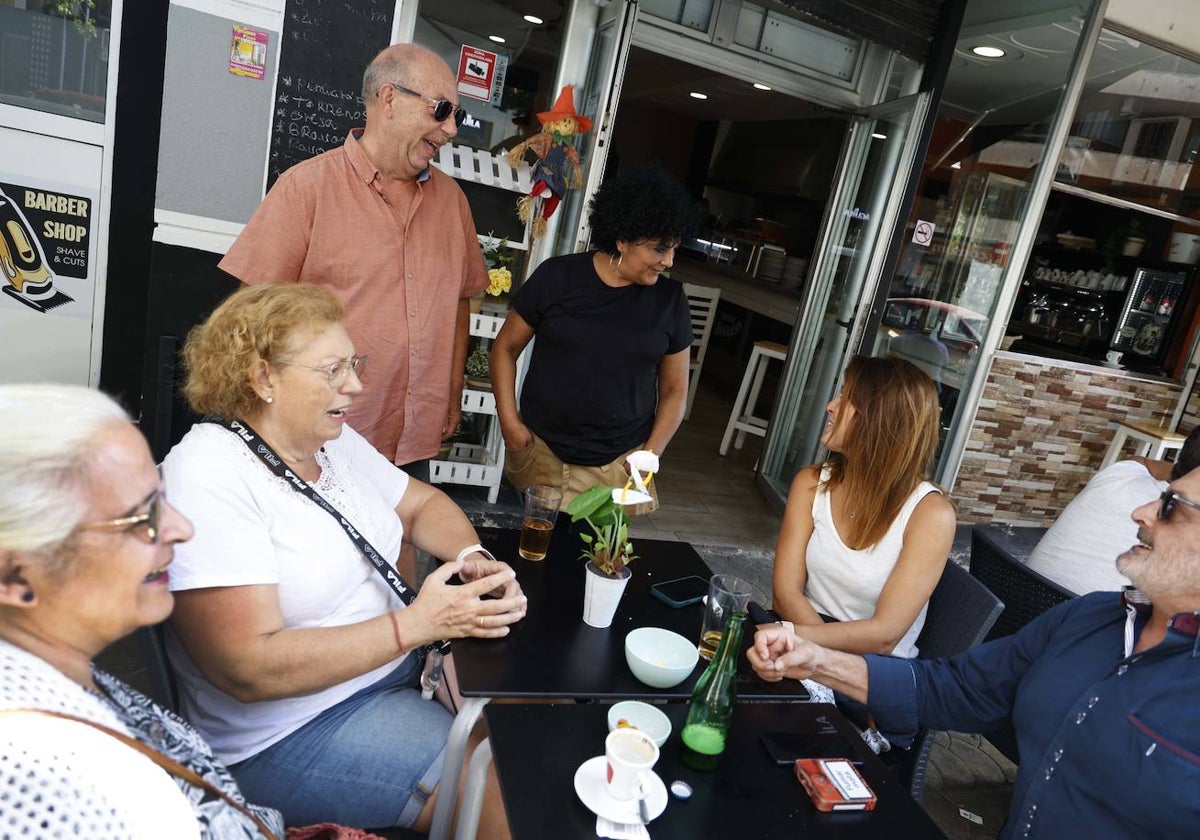 Adela, de negro, conversa con clientes en la Taberna Las Barricas.