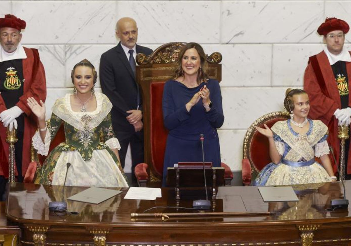 María Estela y Marina encienden la llama fallera en la proclamación