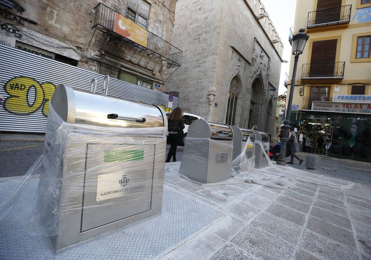 Contenedores soterrados en la plaza Doctor Collado de Valencia.