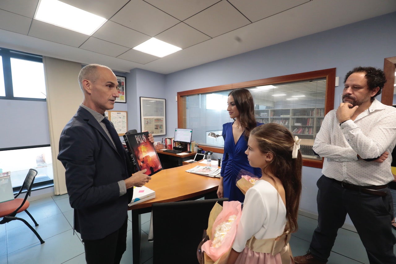 Las falleras mayores reciben un libro histórico de las Fallas de manos del director del periódico, Jesús Trelis, junto al jefe de Local, Arturo Checa.