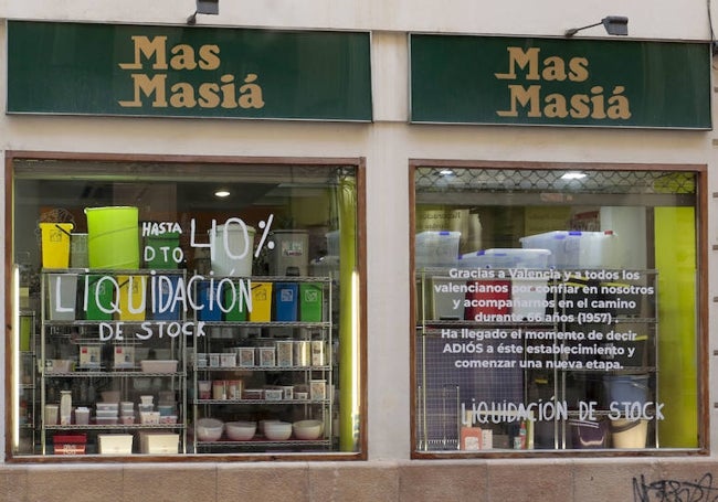 Detalle del rótulo y el escaparte de la tienda donde se lee el mensaje de despedida.