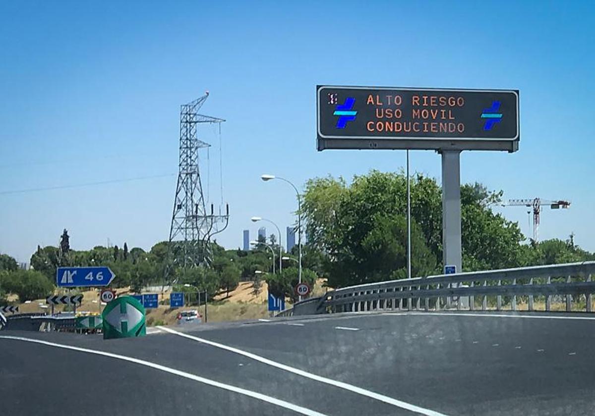 La DGT moviliza a la Policía Local y activa más de 200 cámaras contra el uso del móvil en el Puente del 12 de Octubre