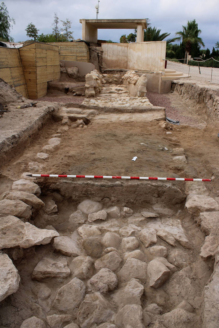 Hallan elementos antisísmicos en la muralla ibérica del yacimiento de La Alcudia.