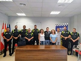 Entrega de los chalecos.