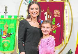 Posado. La fallera mayor de Valencia 2024, María Estela Arlandis, junto a Marina García, la infantil.