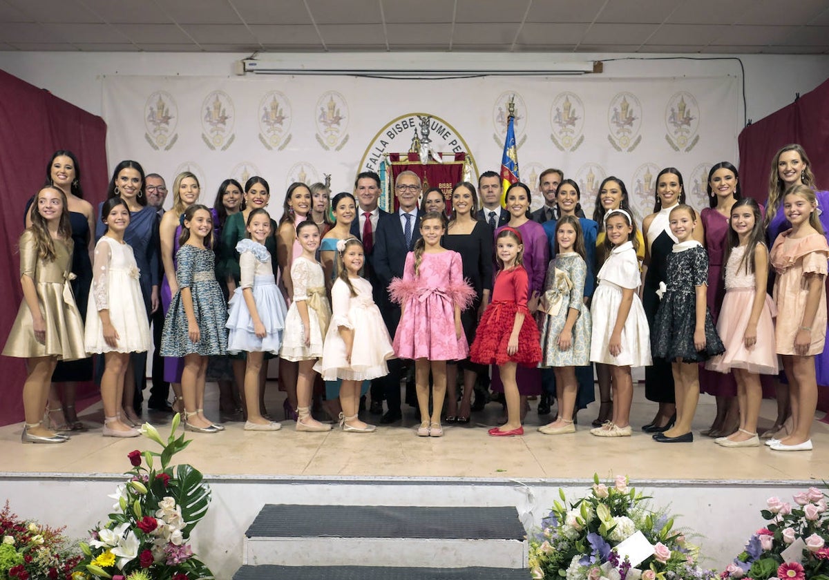 María Estela Arlandis y Marina García, con sus compañeras de las cortes.