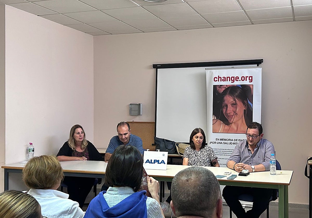 Momento de la presentación del proyecto, con la presencia de los padres de Isabel.