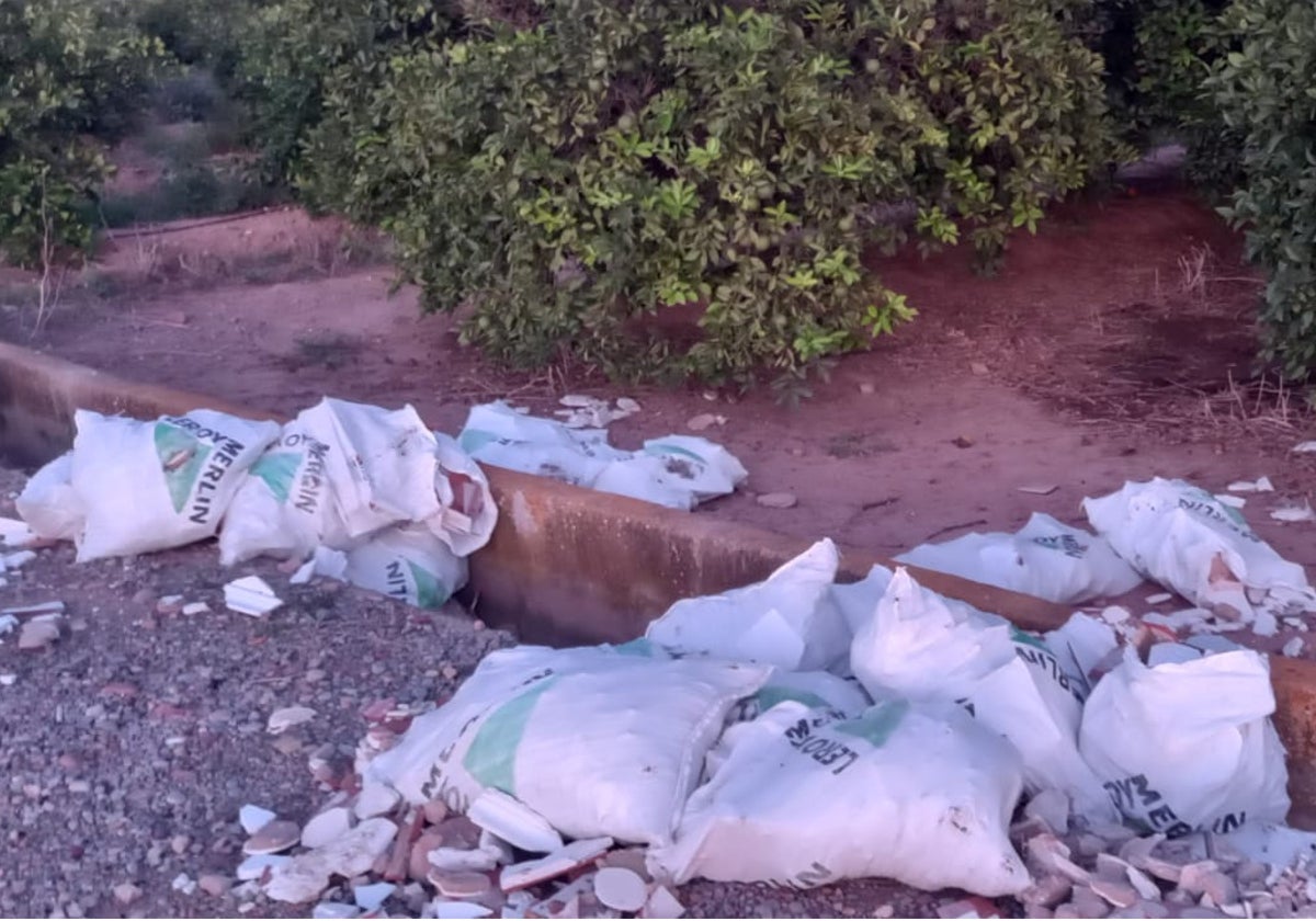 Restos de escombros en un terreno agrícola.