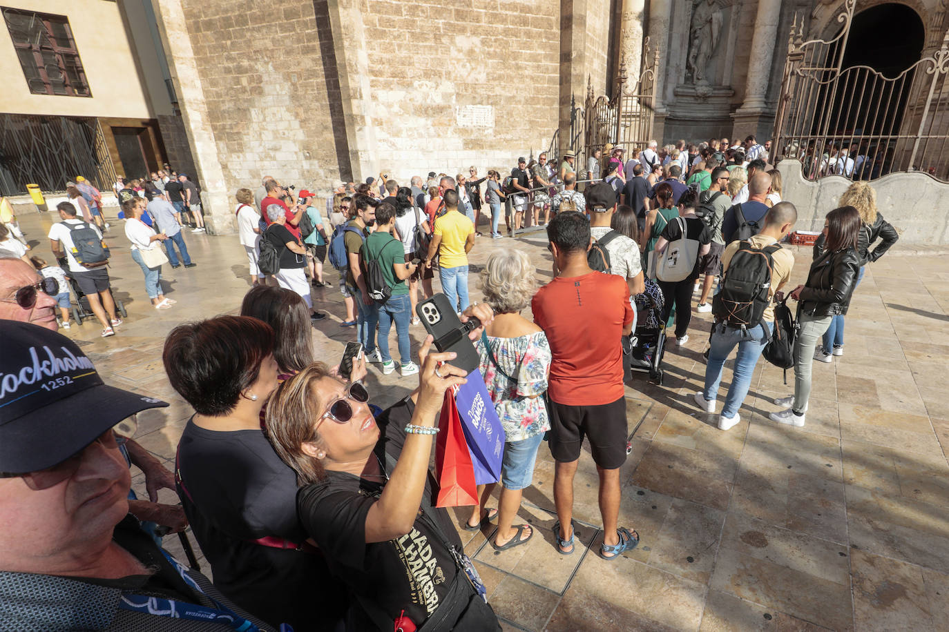 El puente del Pilar y las altas temperaturas llenan las playas y las terrazas en Valencia