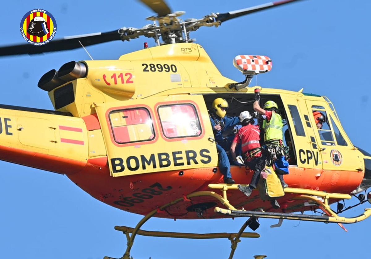 Los bomberos en un rescate realizado hace unos días.