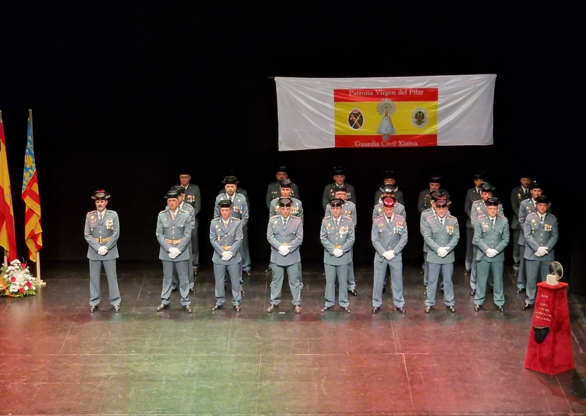 Imagen secundaria 1 - Arriba, el cronista de Alzira Alfonso Rovira, uno de los distinguidos; en el medio, agentes en formación durante el acto, algunos de los cuales han sido también distinguidos, como el teniente Juan Antonio Matilla; abajo, momento de la ofrenda de la corona de laurel.