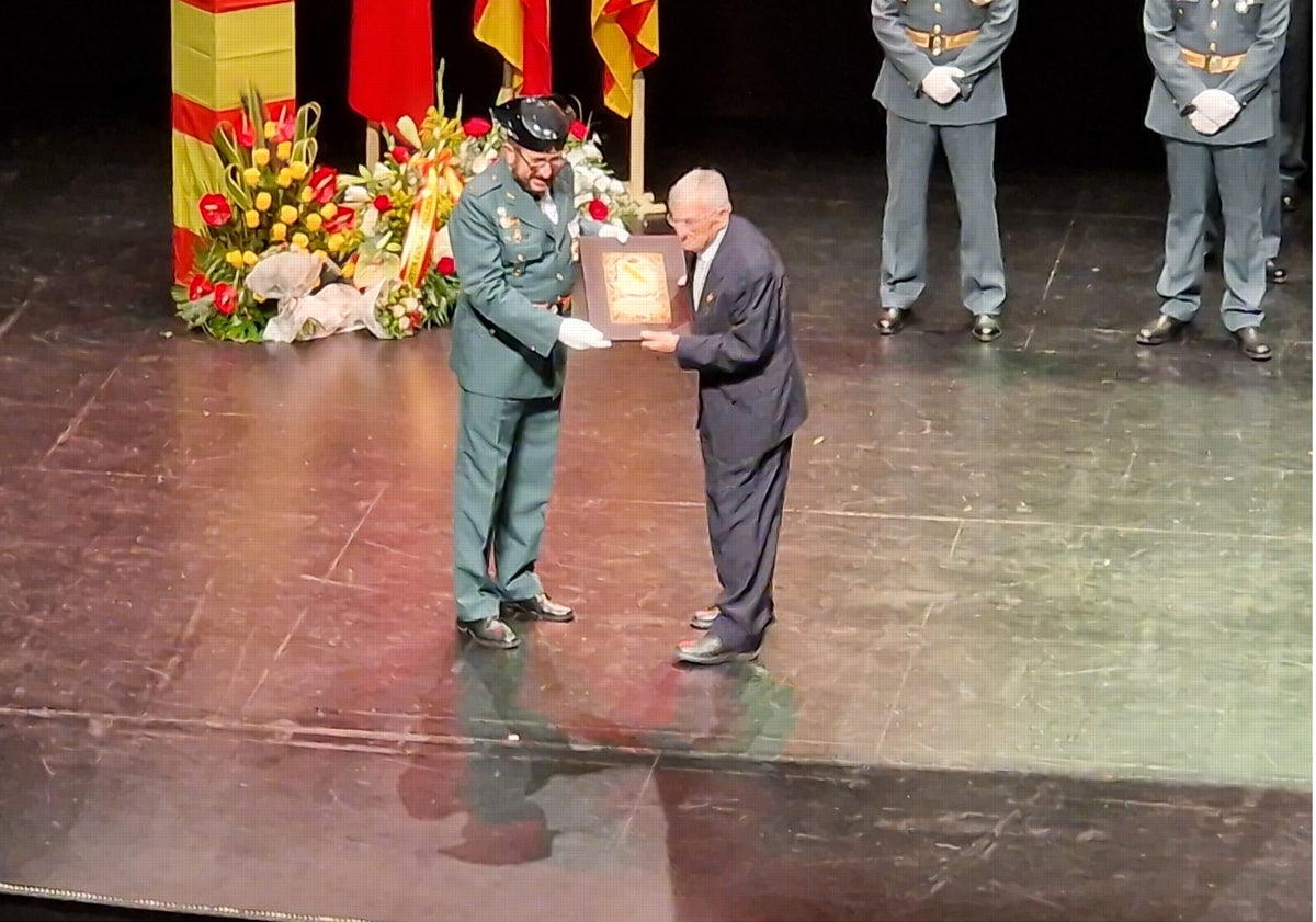 Imagen principal - Arriba, el cronista de Alzira Alfonso Rovira, uno de los distinguidos; en el medio, agentes en formación durante el acto, algunos de los cuales han sido también distinguidos, como el teniente Juan Antonio Matilla; abajo, momento de la ofrenda de la corona de laurel.