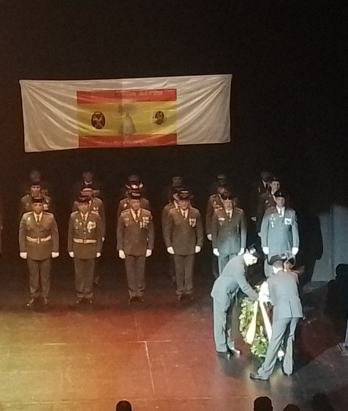 Imagen secundaria 2 - Arriba, el cronista de Alzira Alfonso Rovira, uno de los distinguidos; en el medio, agentes en formación durante el acto, algunos de los cuales han sido también distinguidos, como el teniente Juan Antonio Matilla; abajo, momento de la ofrenda de la corona de laurel.