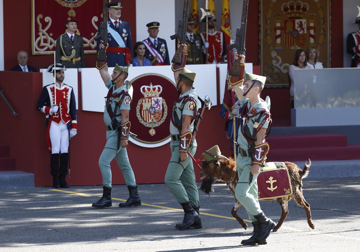 La princesa Leonor, el rey Felipe VI y la reina Letizia, al paso de un chivo, la mascota actual de la Legión.