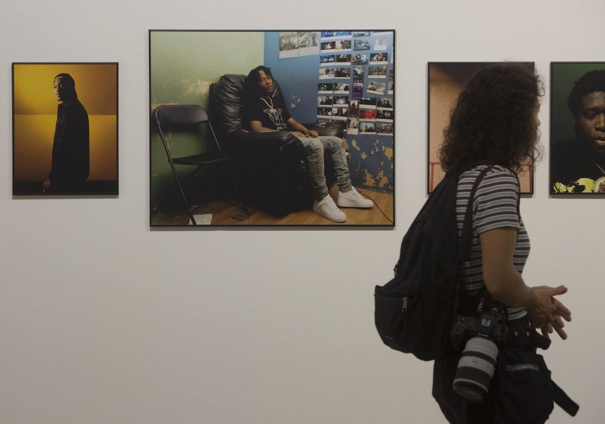 Imagen principal - Las guerras, la emergencia climática y los conflictos sociales caracterizan las historias recogidas en las fotografías.