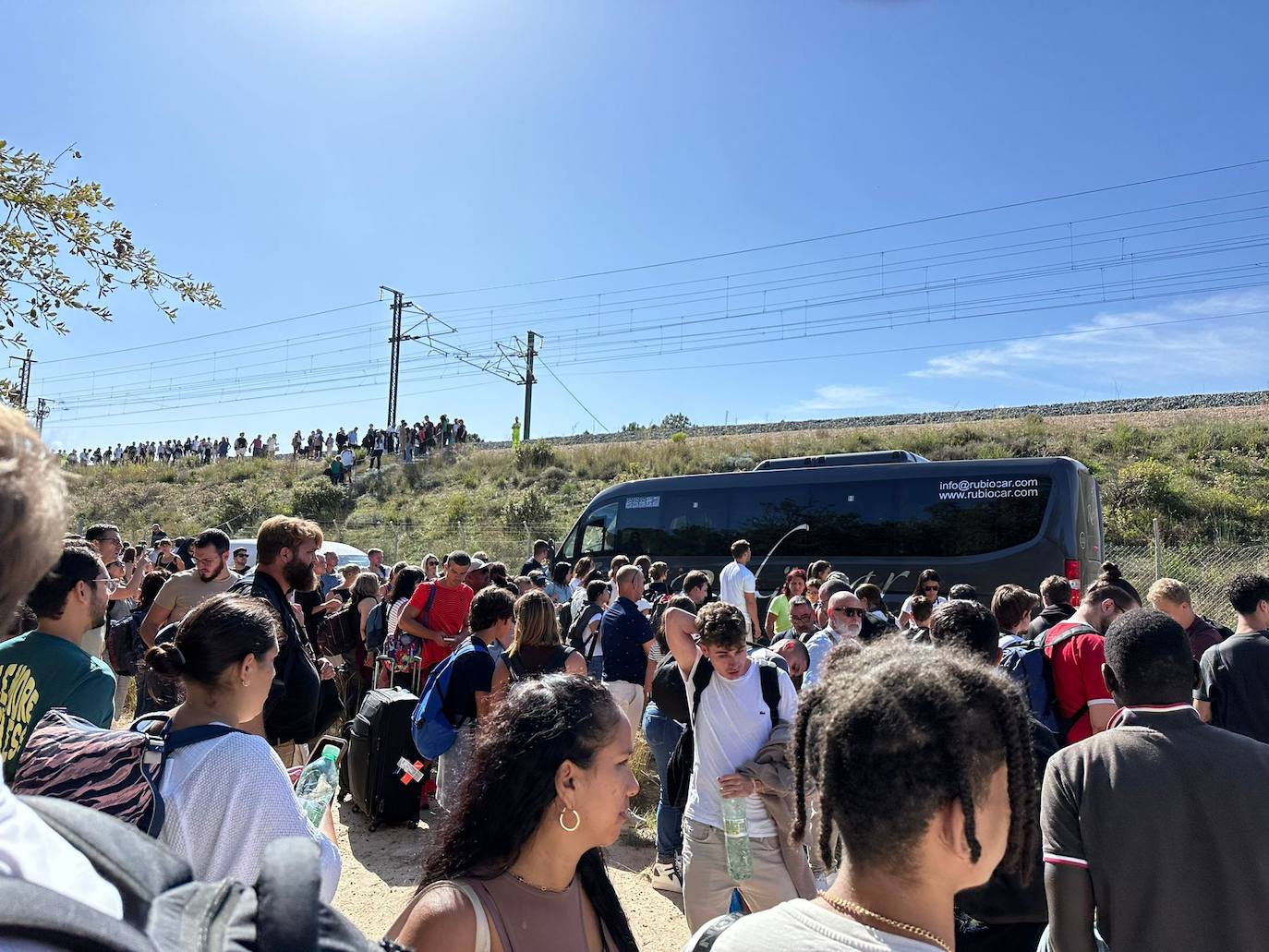 Una avería en la catenaria interrumpe la circulación de la alta velocidad entre Valencia, Alicante y Madrid