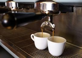 Un bar prepara dos tazas de café, imagen de archivo.