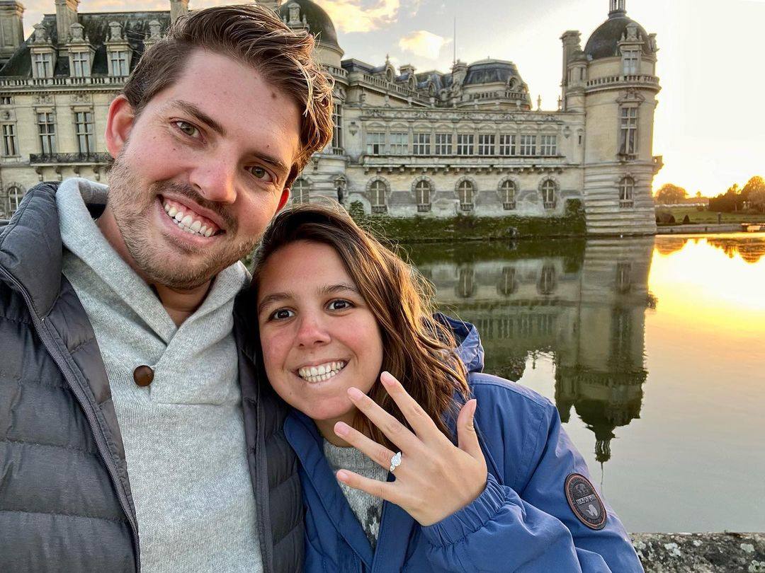 Louis Nicolas Crépy de Orleans junto a Carolina Torio Ballester el día de su compromiso, hace un año, en el castillo de Chantilly, en Francia.