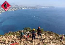 Los bomberos de Benissa acompañaron a la senderista hasta la llegada del helicóptero.