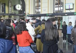 Varias personas esperan en la estación de tren en una imagen de archivo.