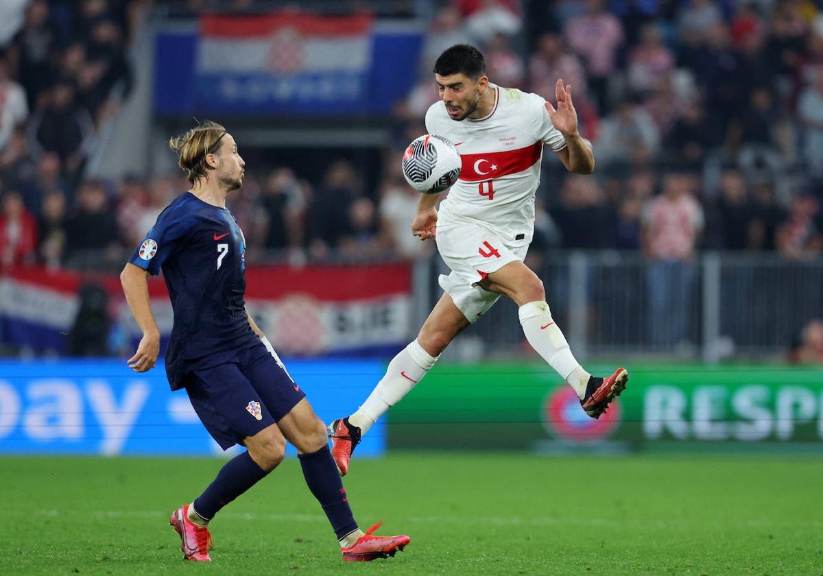 El defensa valencianista Cenk Ozkacar fue titular con Turquía como lateral izquierdo, en la victoria por 0-1 ante Croacia.