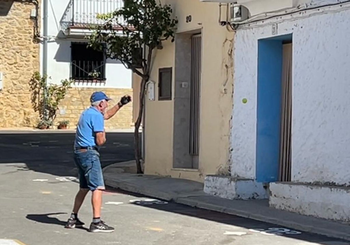 Imagen principal - Cualquier pared es buena para jugar a pelota en la plaza de Losilla de Aras. LP