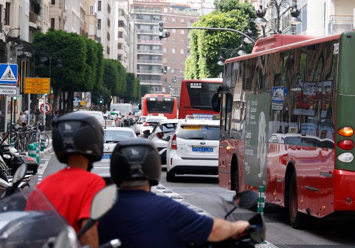 Varios autobuses de la EMT circulan por la calle Colón, en una imagen de archivo.