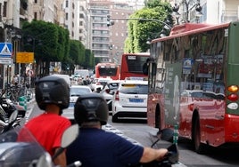 Varios autobuses de la EMT circulan por la calle Colón, en una imagen de archivo.