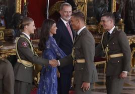 La princesa Leonor, junto a los reyes Felipe VI y Letizia, saluda a sus compañeros de la Academia General Militar de Zaragoza.