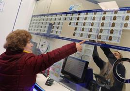 Una mujer compra un décimo en una Administración de Loterias en una imagen de archivo.