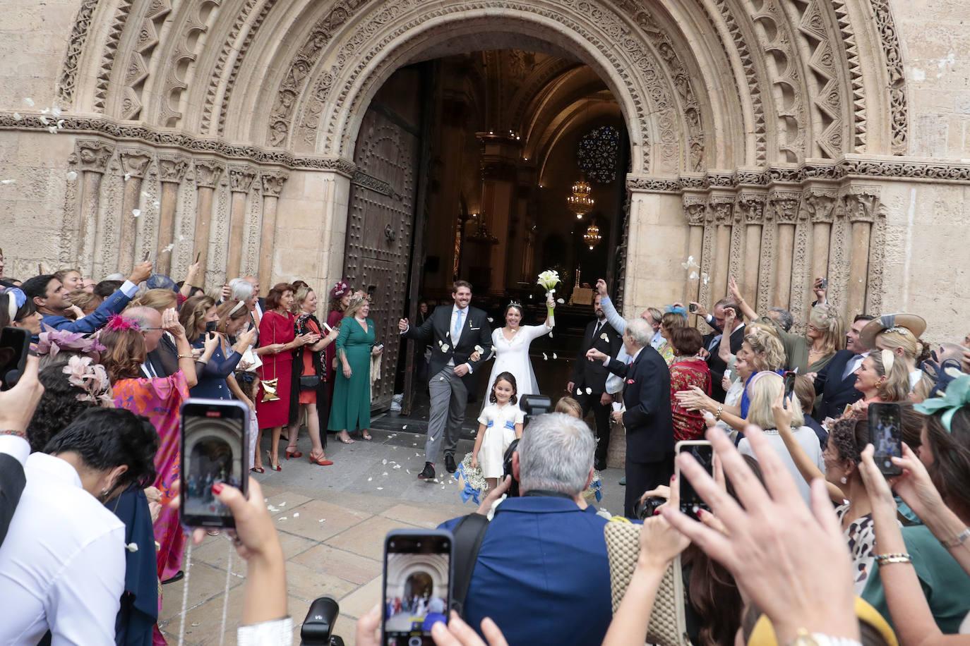 Los invitados se agolpan a las puertas de la catedral para lanzarles pétalos de rosa y celebrar que ya son marido y mujer.