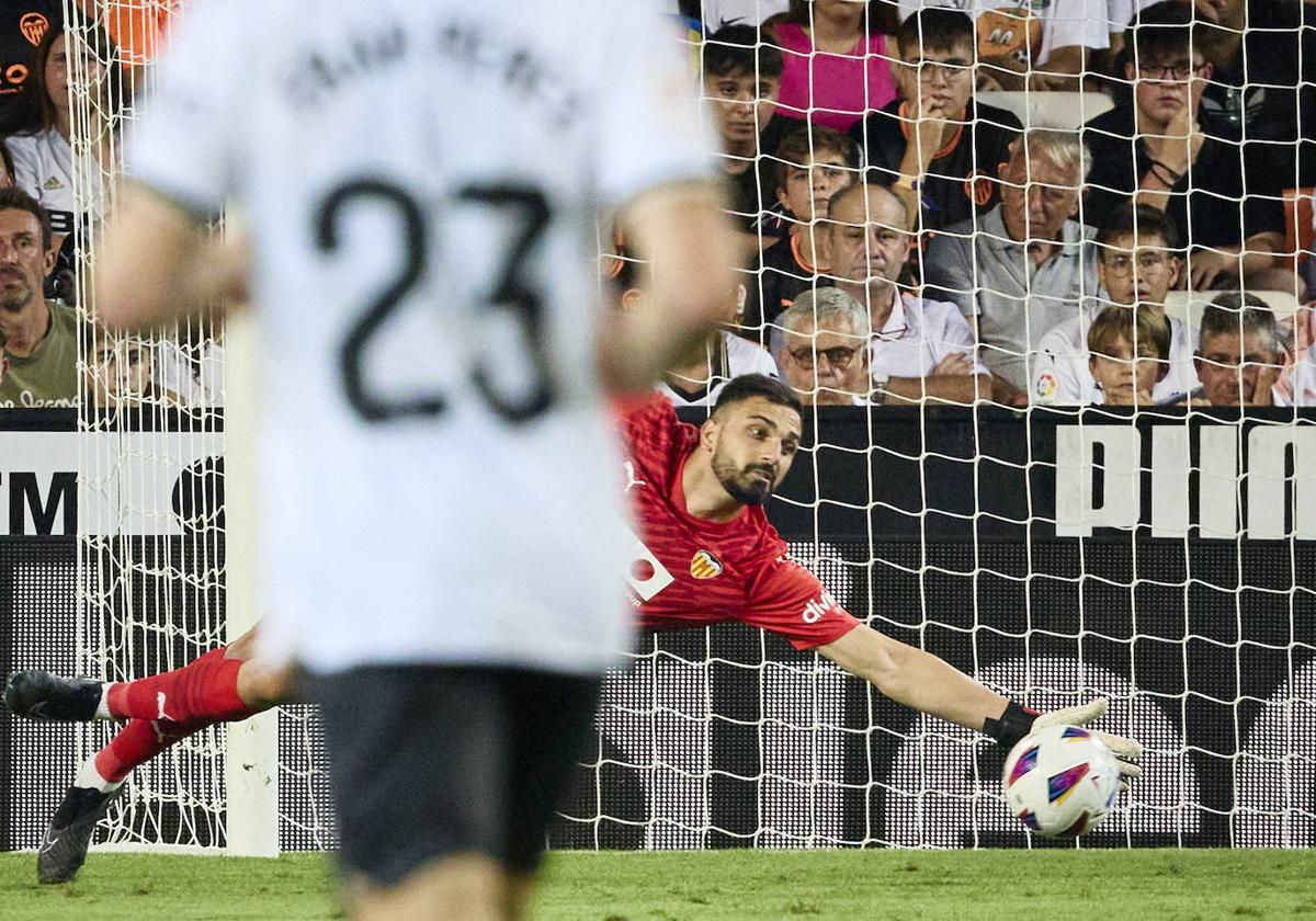 Giorgi Mamardashvili, realizando una parada durante un partido, esta temporada con el Valencia.