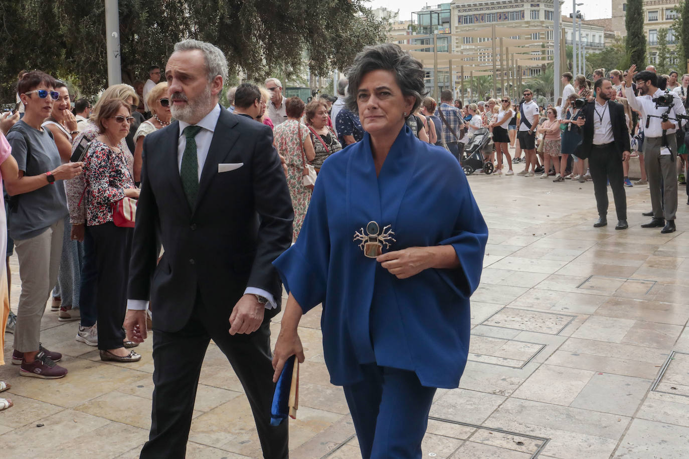 El diseñador del traje de la novia y de su madre, Marcos Luengo, acompañado de su mujer.