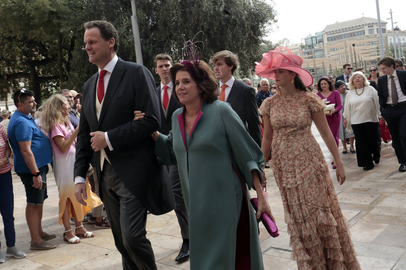 Maite Ballester Fornés, a la entrada a la Catedral, luciendo el diseño de Marcos Luengo, un abrigo combinado en verde y forro en fucsia, a juego con el tocado.