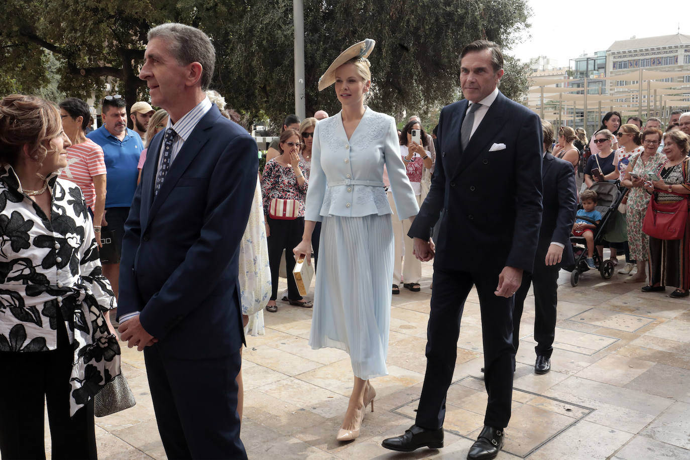 Carlos Felipe, duque de Anjou, hijo de Beatriz de Orleans y pretendiente al trono francés, con su reciente esposa, Naomi-Valeska Kern. Anteriormente estaba casado con Diana Alvares Pereira de Melo, con quien tuvo dos hijos.