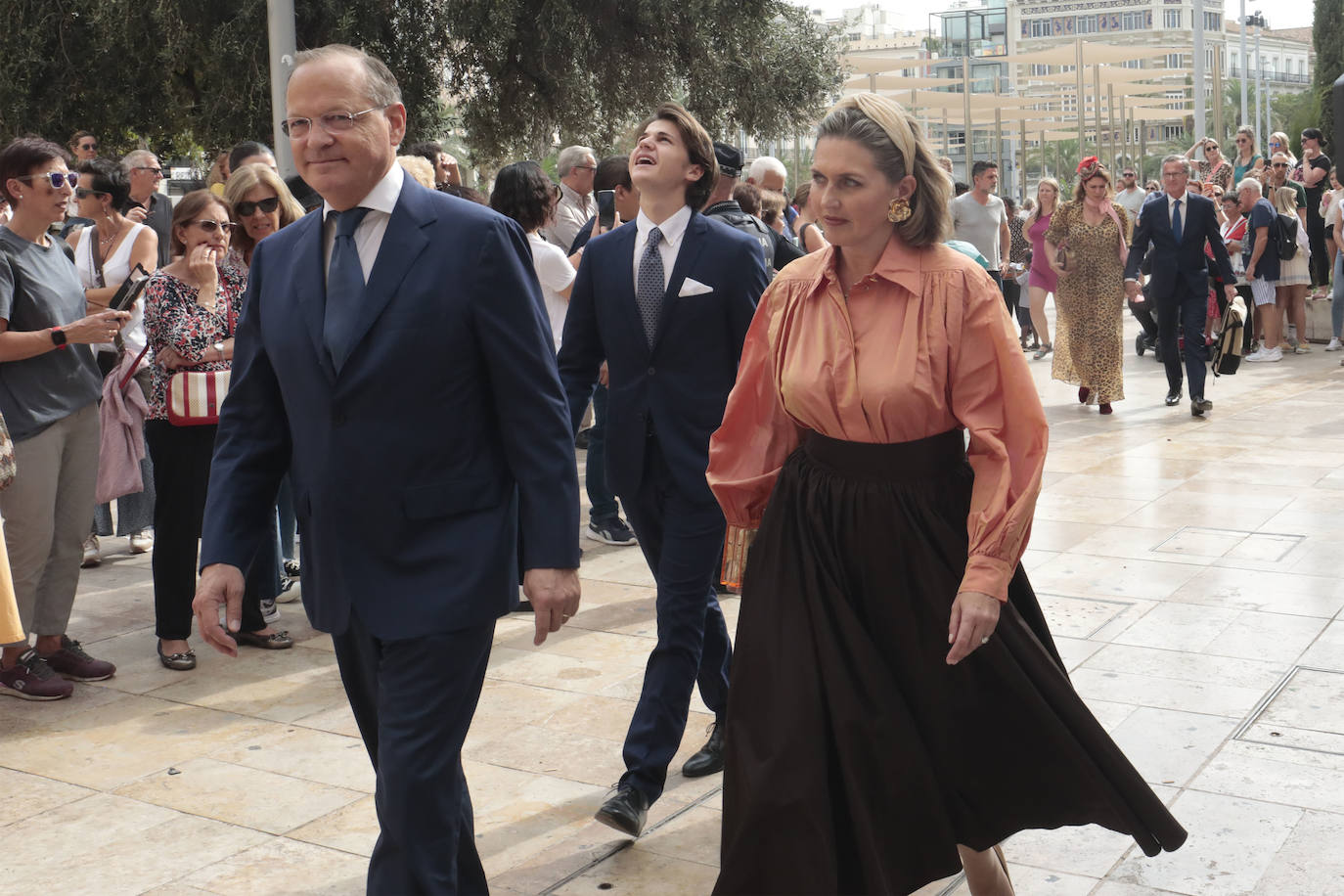 Adelaida, hija de Beatriz de Orleans, con su marido, Pierre Louis Dally. El padrino de Adelaida es el Rey Emérito Juan Carlos I.